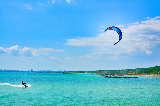 Frihed, fart og fællesskab: De største grunde til kitesurfing-feberen